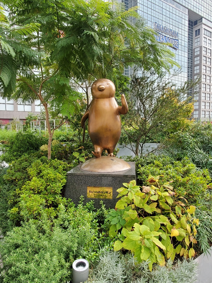 可愛いペンギンの銅像